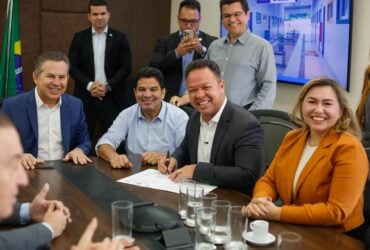 Prefeito de Rondonopolis e governador assinam autorizacao para obra do viaduto do Trevao