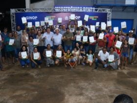 Prefeito entrega 78 escrituras aos moradores da Comunidade Belo Ramo em Sinop