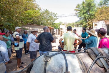 Prefeitura de Cuiaba discute com charreteiros acoes para controlar descarte no CPA III