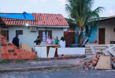 Prefeitura de Varzea Grande inicia entrega de kits emergenciais as familias atingidas por vendaval