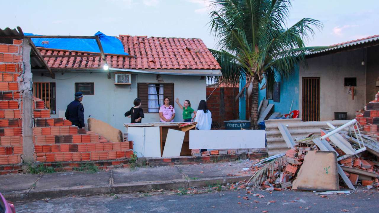 Prefeitura de Varzea Grande inicia entrega de kits emergenciais as familias atingidas por vendaval