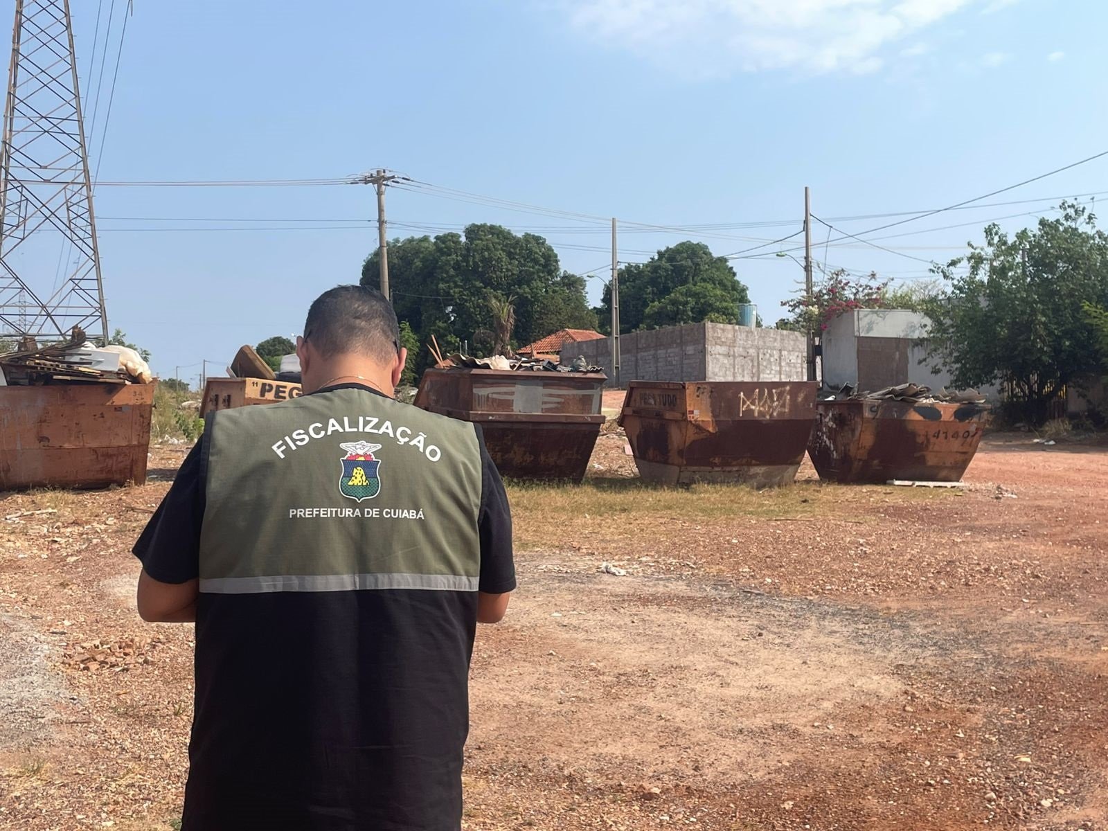 Prefeitura notifica empresa por cacambas irregulares e esclarece regras de uso em Cuiaba