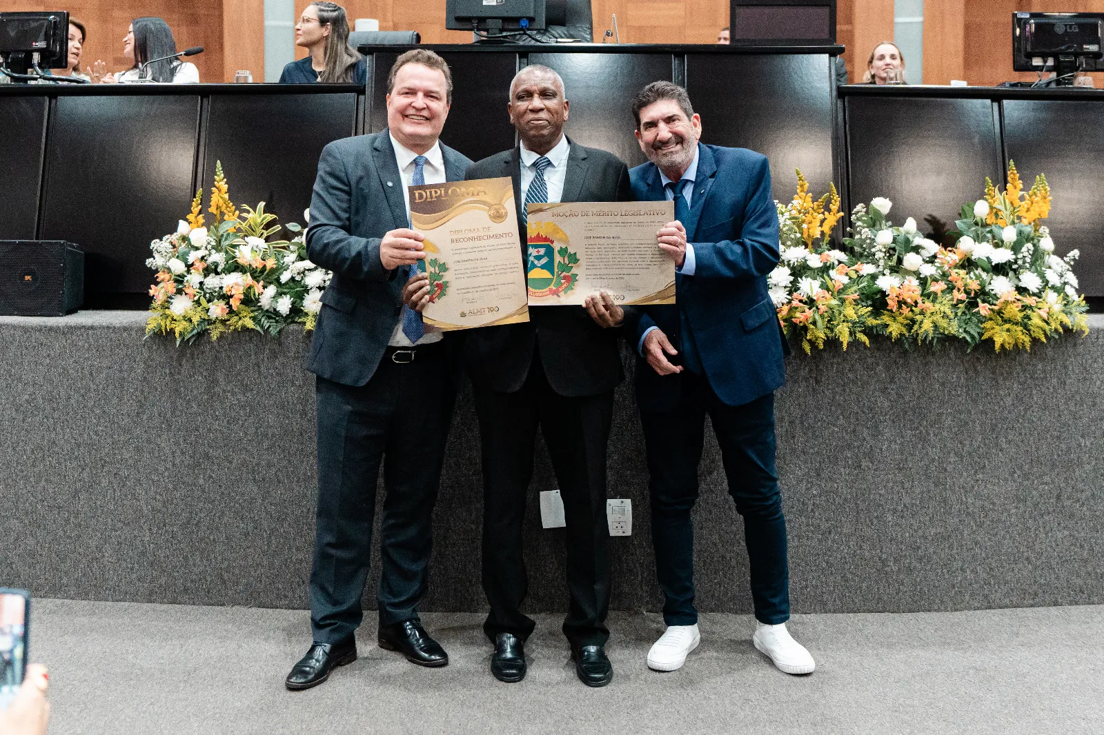 Max Russi celebra servidores da ALMT com homenagem especial