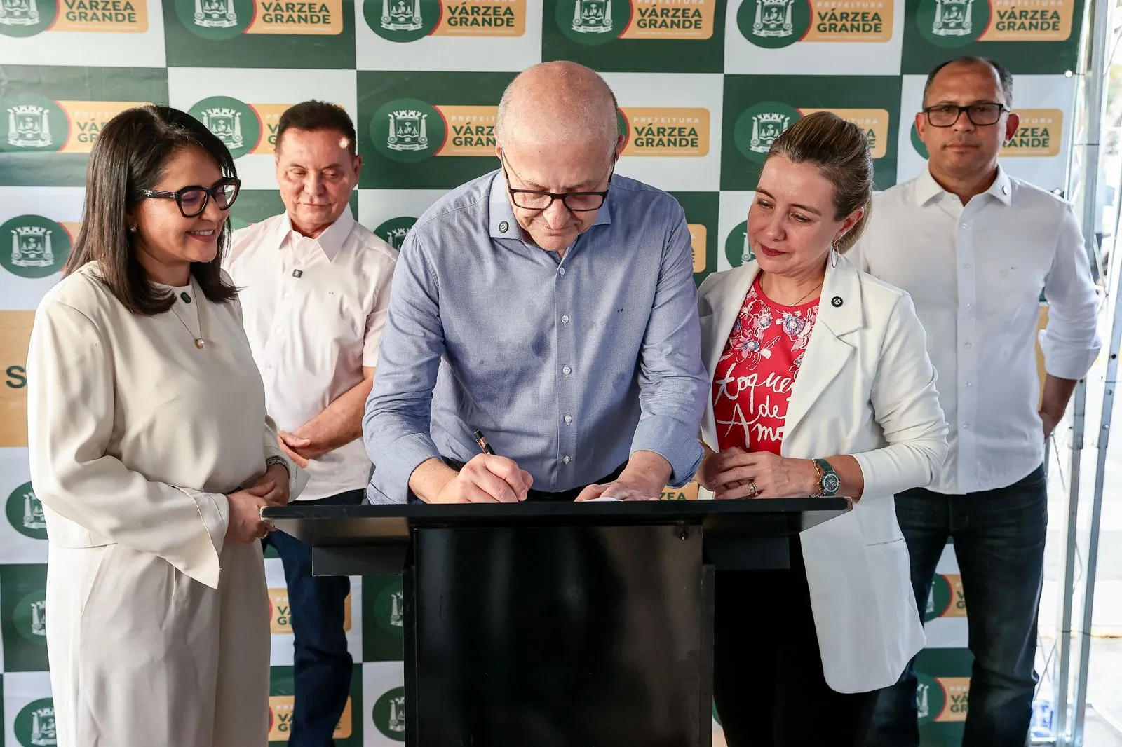 Governo de MT entrega R$ 2,8 mi em máquinas para agricultura familiar