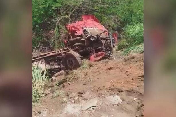 Acidente ocorreu na tarde desta terça-feira (28), no km 785 da rodovia, e causou tombamento de uma das carretas, com derramamento de milho e vazamento de combustível