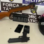 Trio é preso por roubos em Rondonópolis com arma apreendida