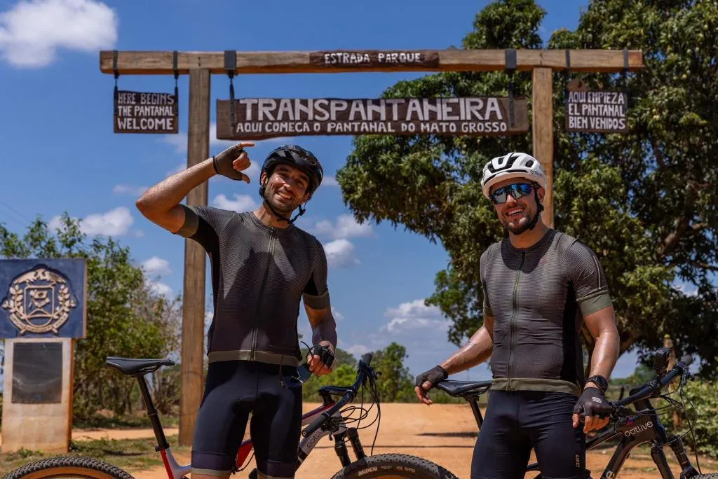 Atletas cruzam Transpantaneira em pedalada pela preservação do Pantanal