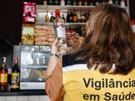 Vigilancia Sanitaria de Varzea Grande alerta sobre riscos de bebidas clandestinas e orienta populacao