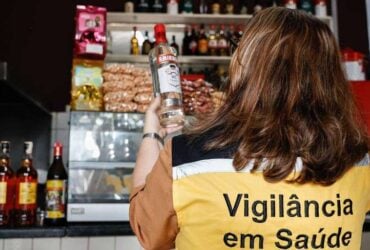 Vigilancia Sanitaria de Varzea Grande alerta sobre riscos de bebidas clandestinas e orienta populacao