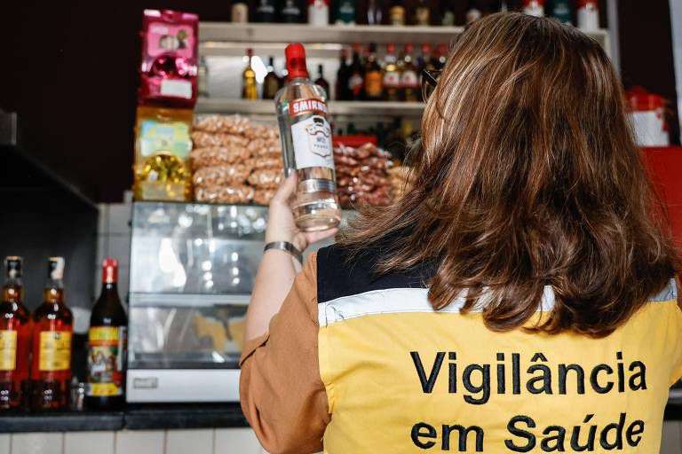 Vigilancia Sanitaria de Varzea Grande alerta sobre riscos de bebidas clandestinas e orienta populacao
