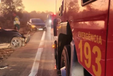 Caminhonete capota após colisão entre veículos em bairro de Sinop