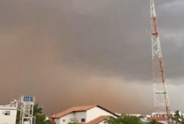 Fenômeno foi registrado em vídeos e assustou moradores; não há informações de feridos até o momento