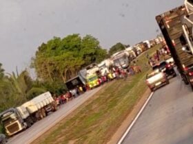 Colisão traseira ocorreu próximo ao posto da PRF; pista Norte está bloqueada e equipes de resgate atuam no local