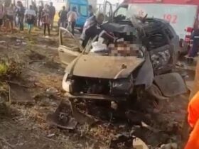 Motorista de 37 anos ficou preso às ferragens e morreu no local; passageiro de 42 anos foi arremessado do veículo e socorrido pelo Samu em estado grave