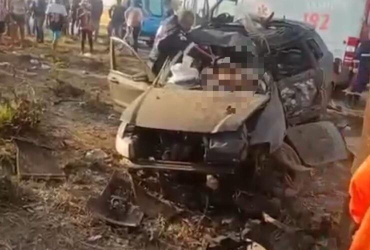 Motorista de 37 anos ficou preso às ferragens e morreu no local; passageiro de 42 anos foi arremessado do veículo e socorrido pelo Samu em estado grave