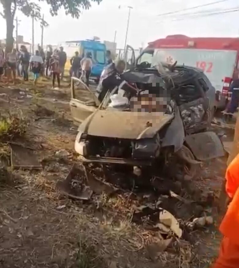Motorista de 37 anos ficou preso às ferragens e morreu no local; passageiro de 42 anos foi arremessado do veículo e socorrido pelo Samu em estado grave
