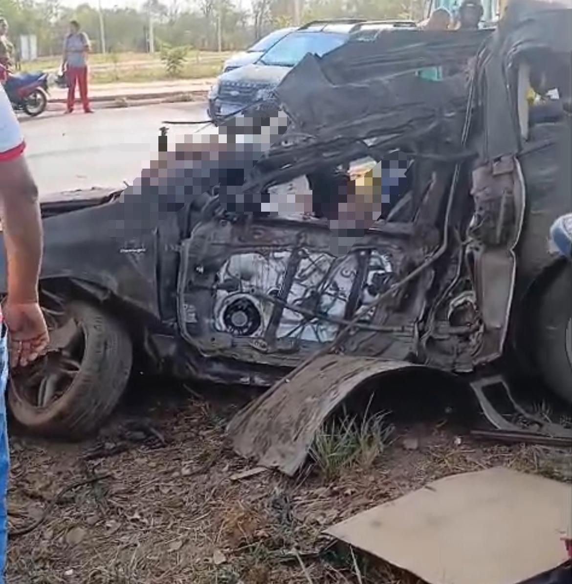 Motorista de 37 anos ficou preso às ferragens e morreu no local; passageiro de 42 anos foi arremessado do veículo e socorrido pelo Samu em estado grave