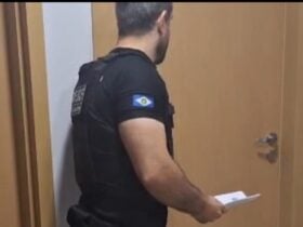 Ação policial resultou na apreensão de veículo usado no crime e na prisão de um suspeito que tentou destruir o celular durante abordagem