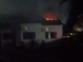 Fogo começou por volta das 3h no bairro Jardim Amazonas; casa também funcionava como oficina e foi completamente consumida pelas chamas