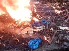 Suspeito afirmou que queimava o material para vender o cobre e comprar alimentos para a família; ocorrência foi registrada na Delegacia de Polícia Civil