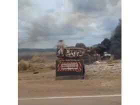 Acidente ocorreu no final da manhã desta segunda-feira (13) no km 290 da rodovia; veículo que transportava pedras saiu da pista e pegou fogo.