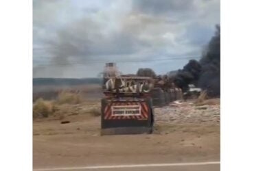Acidente ocorreu no final da manhã desta segunda-feira (13) no km 290 da rodovia; veículo que transportava pedras saiu da pista e pegou fogo.