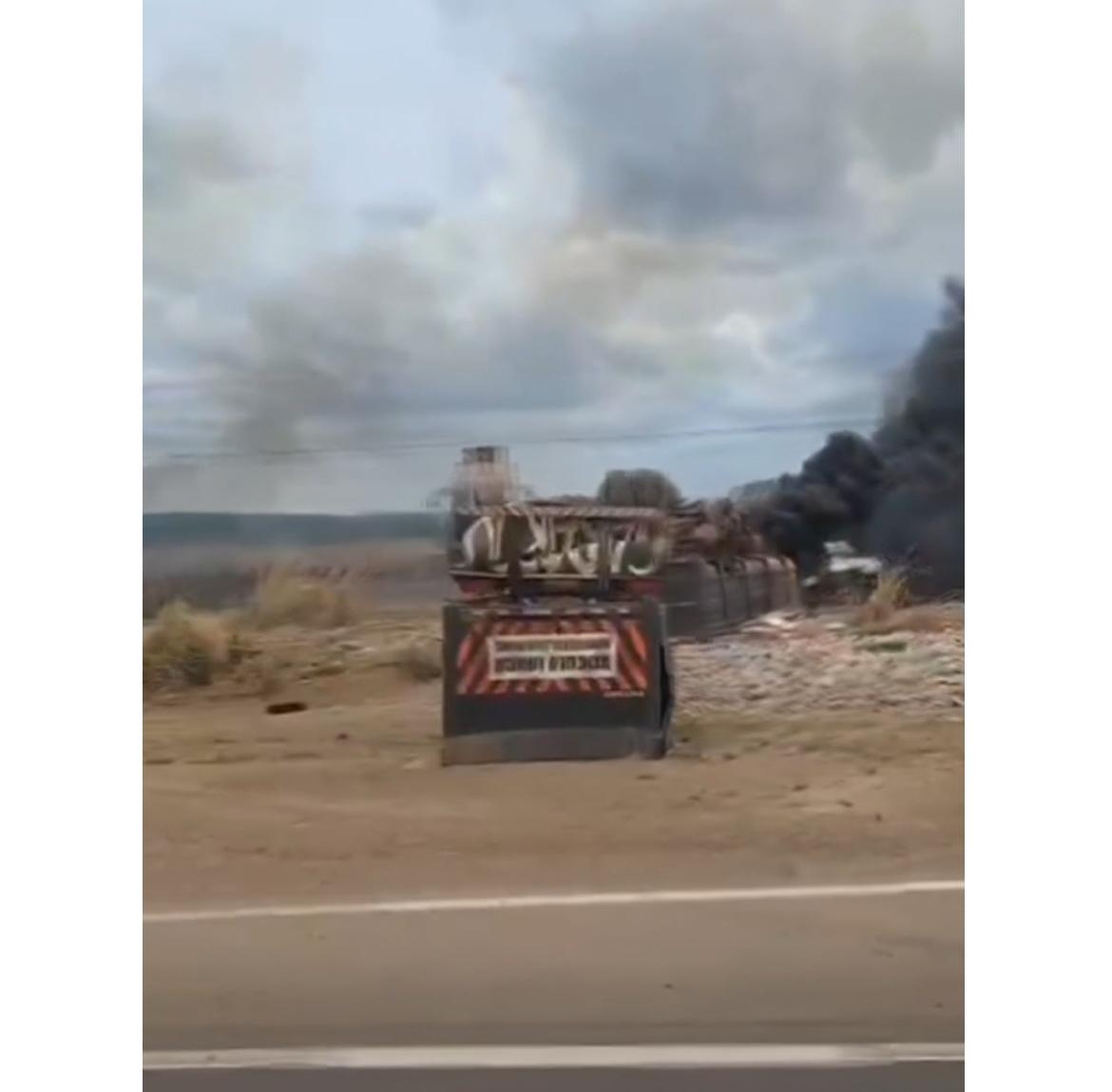 Acidente ocorreu no final da manhã desta segunda-feira (13) no km 290 da rodovia; veículo que transportava pedras saiu da pista e pegou fogo.