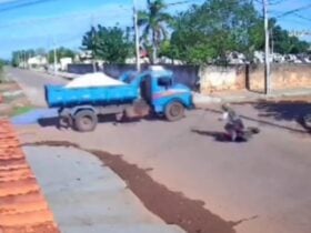 Câmera de segurança registrou o momento em que David Wilkerson Gonçalves de Menezes, de 23 anos, cai e é atingido por um caminhão; vítima morreu ainda no local.
