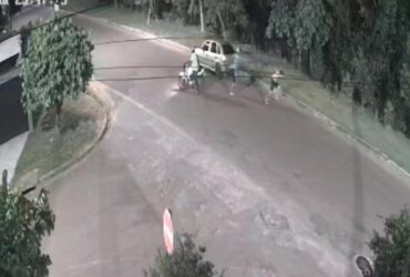 Imagens mostram o momento em que a vítima é retirada de um carro e tenta correr para a mata antes de ser atingida por vários disparos; Polícia Civil investiga o caso.