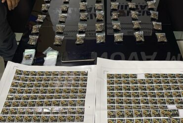 Com o homem, que utilizava tornozeleira eletrônica, os policiais encontraram uma porção de substância análoga à maconha