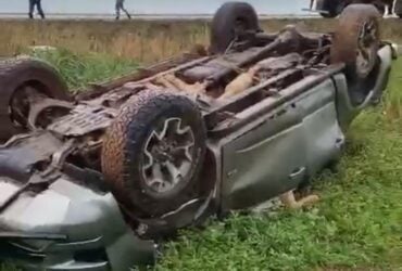 Duas pessoas ficam feridas após capotamento de caminhonete na BR-364 em Campo Novo do Parecis