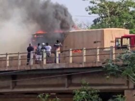 Três carretas se envolvem em colisão e pegam fogo na BR-364 em Rondonópolis