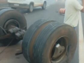 Colisão ocorreu em trecho de transição entre pista nova e antiga; carga de óleo vegetal se espalhou pela rodovia e veículos ficaram destruídos