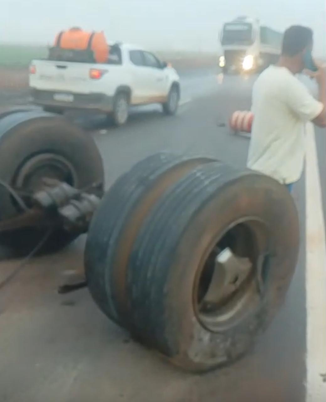 Colisão ocorreu em trecho de transição entre pista nova e antiga; carga de óleo vegetal se espalhou pela rodovia e veículos ficaram destruídos