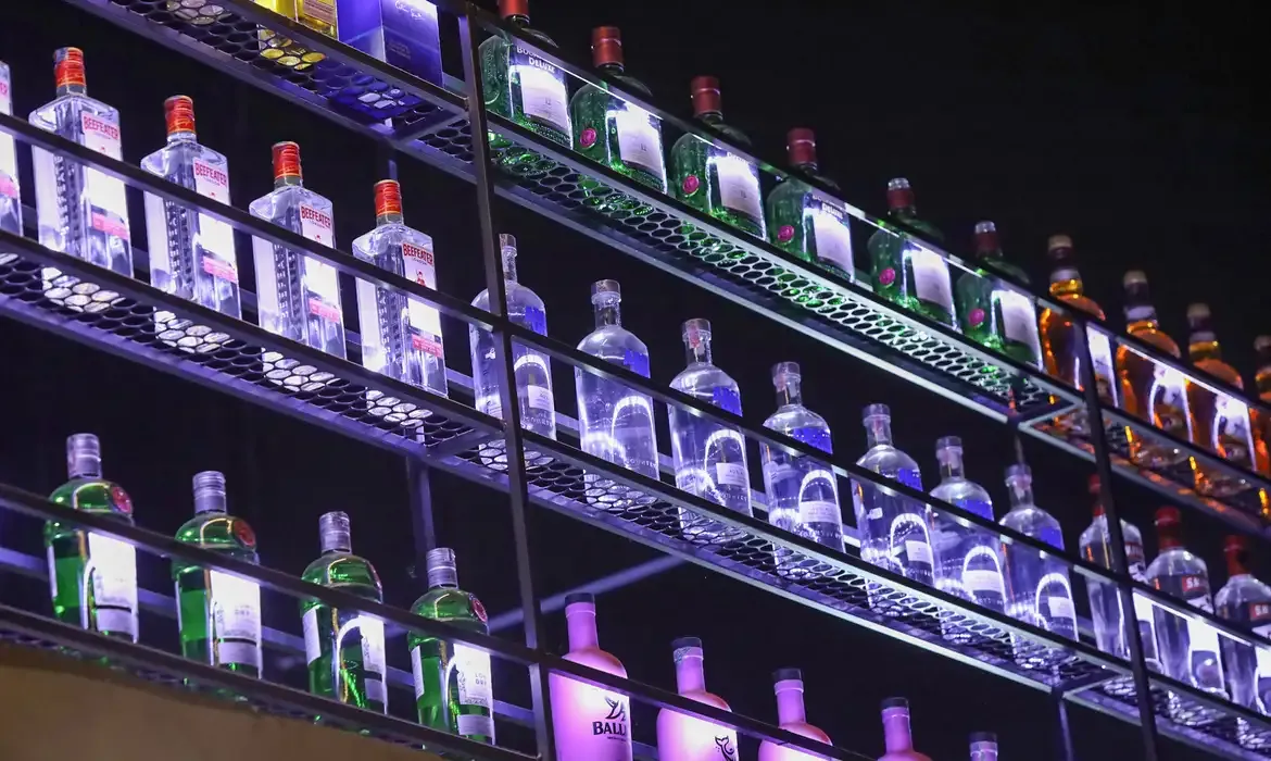 Ministério da Saúde confirma 113 casos de intoxicação por metanol no Brasil