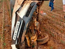 Veículo capotou após condutor perder o controle na estrada que liga Bagé a Boa Esperança; vítimas sofreram fraturas e foram encaminhadas para atendimento médico