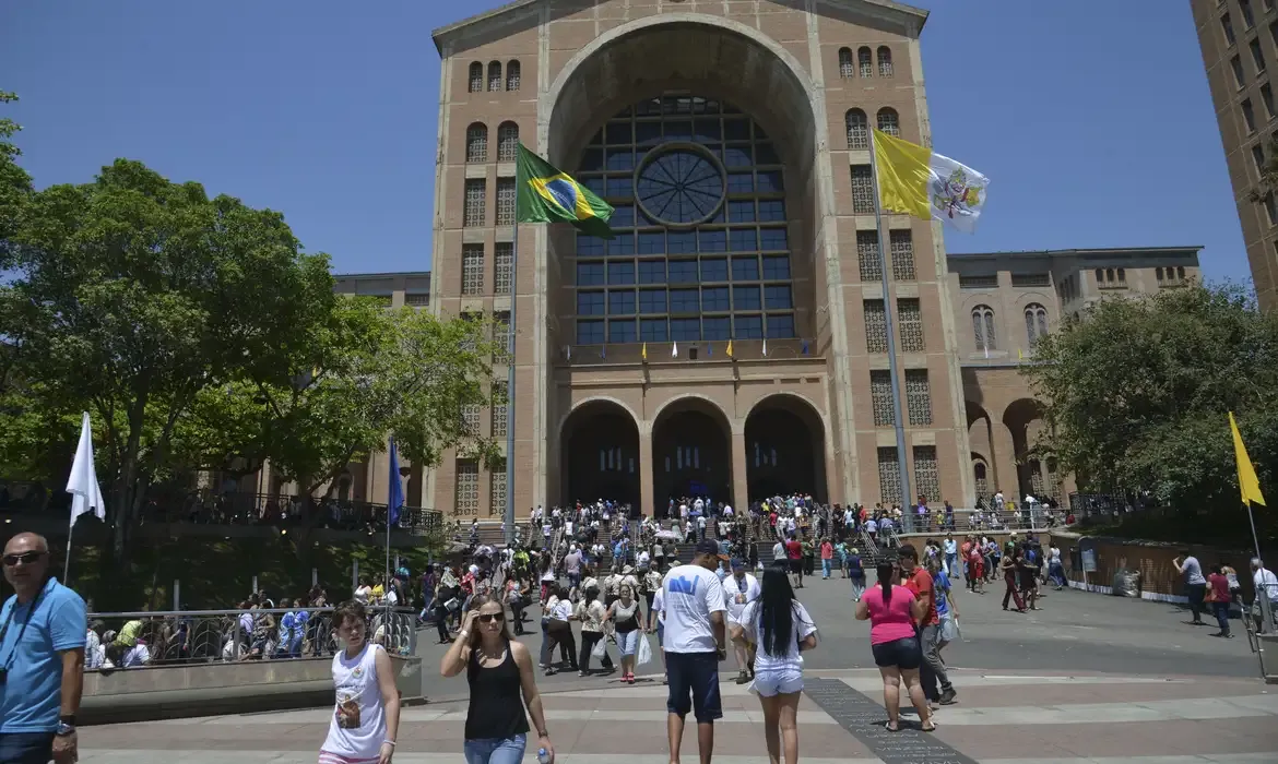 Arcebispo pede que políticos eleitos votem pelos pobres em missa em Aparecida