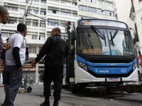 Ônibus viram barricada no Rio durante operação policial e transporte é afetado