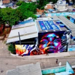 Telhado na Cidade de Deus exibe mensagem pedindo paz durante operações policiais