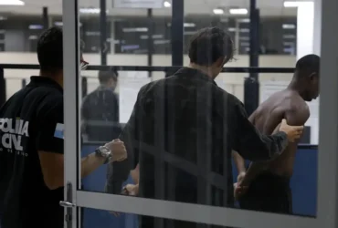 Megaoperação no Rio prende 20 e registra 121 mortos durante ação policial