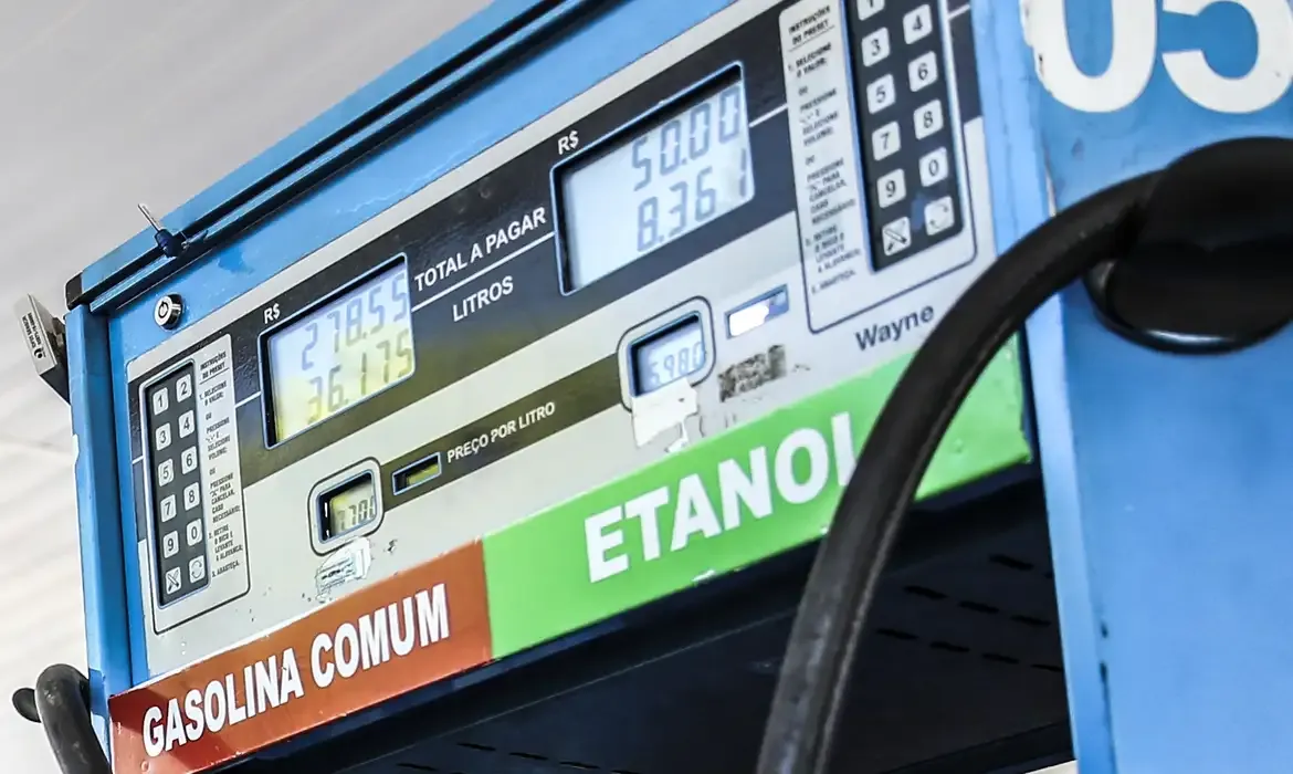 Petrobras reduz preço da gasolina em 4,9% e acumula queda de 10,3% em 2025