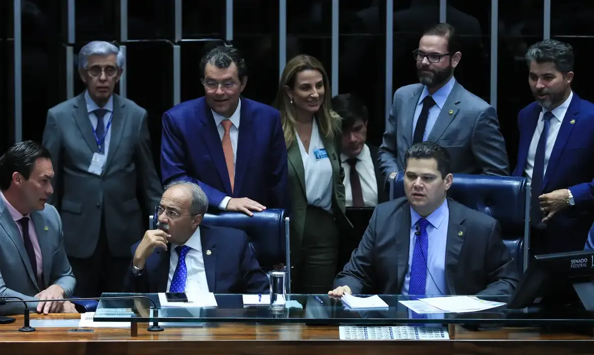 Senado aprova projeto que proíbe crédito consignado sem autorização