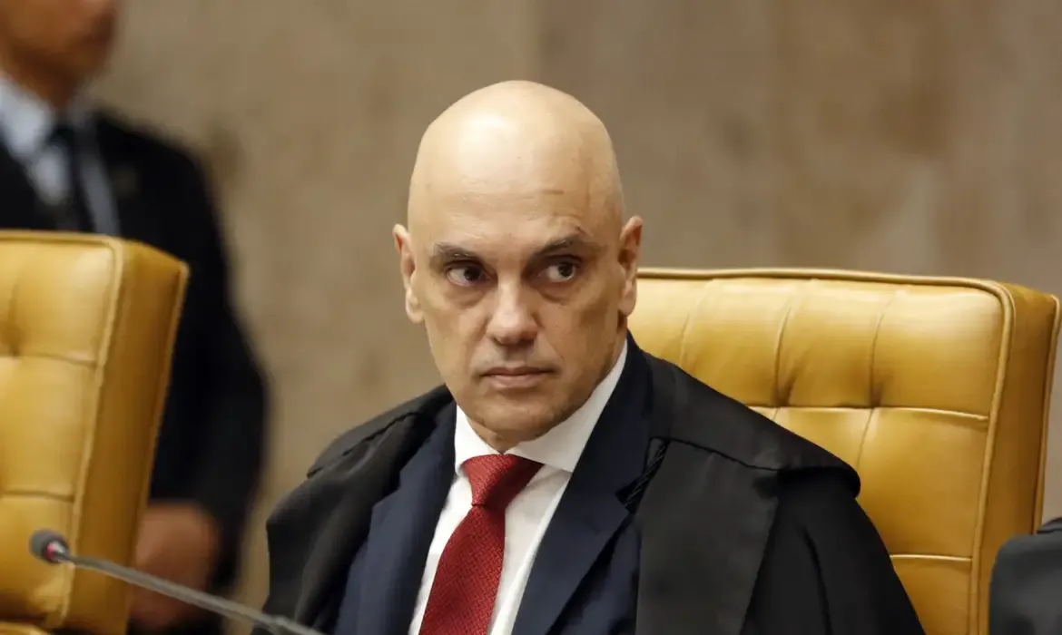 Moraes exige explicações de Filipe Martins sobre falha em tornozeleira eletrônica