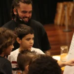Slam estimula jovens a descobrirem a poesia nas escolas do Rio