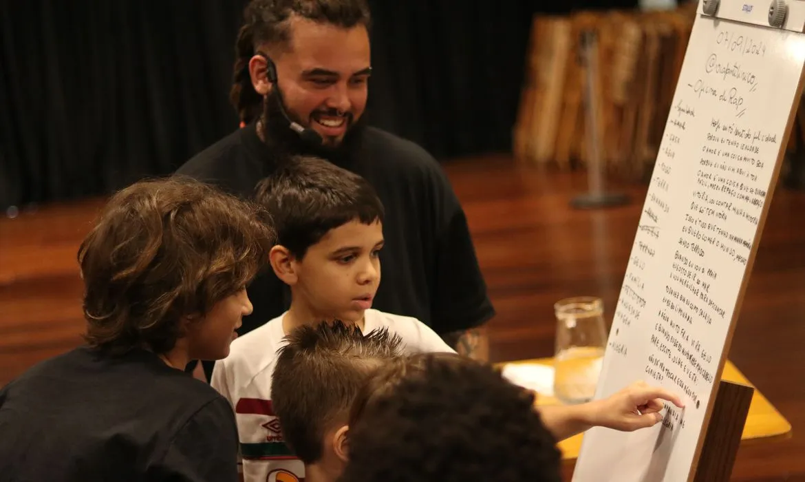 Slam estimula jovens a descobrirem a poesia nas escolas do Rio