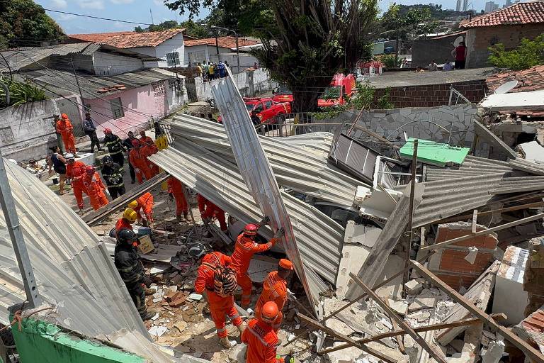 Desabamento em Olinda deixa mortos e mobiliza equipes de resgate 82 desabamento-casas-olinda