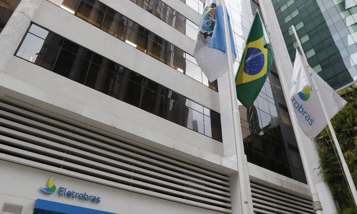Eletrobras vende participação da Eletronuclear para Grupo J&F e mantém controle governamental