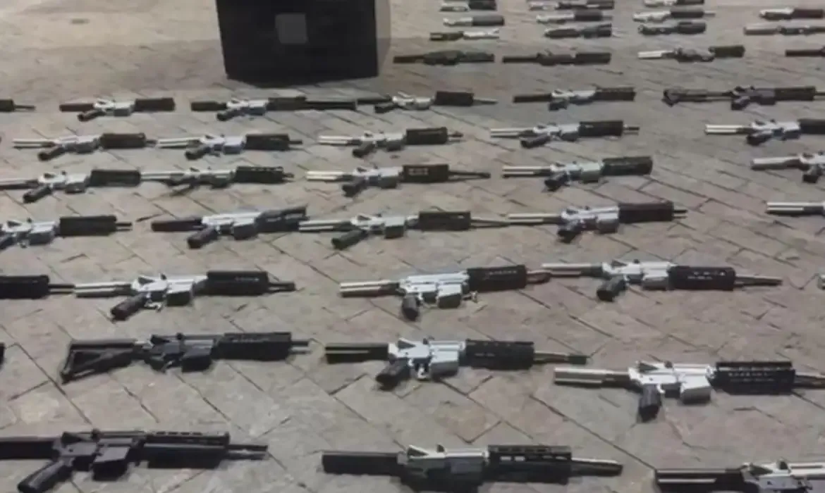 Polícia Federal desarticula fábrica clandestina de armas ligada ao Comando Vermelho