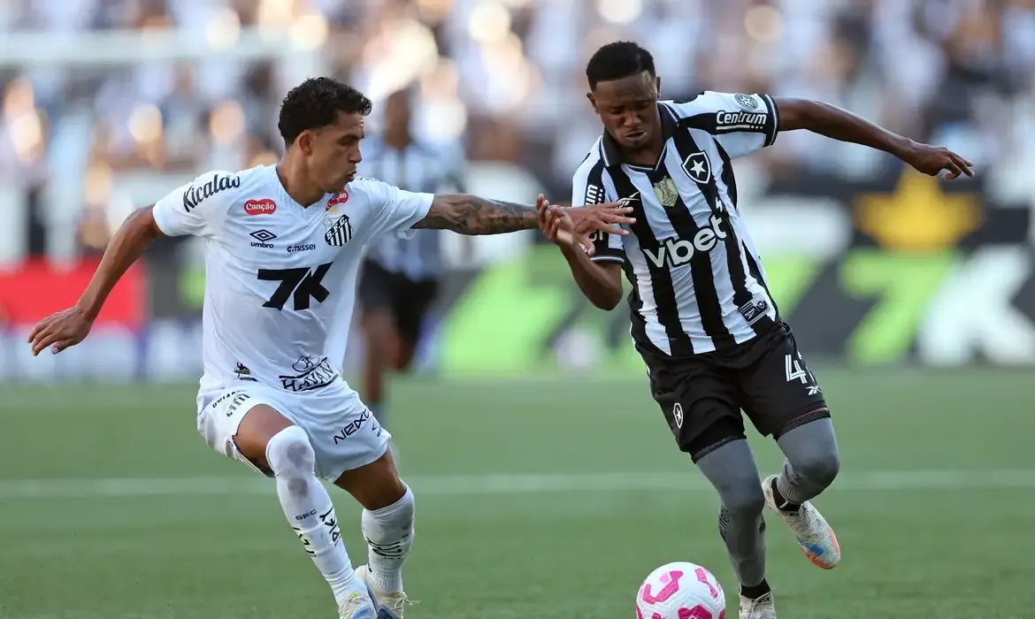Botafogo empata com Santos e mantém vantagem no G-6 do Brasileirão