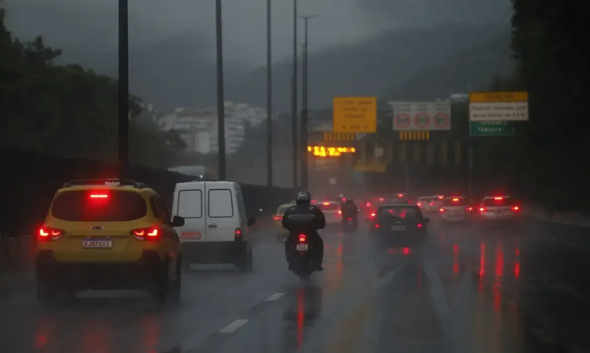 Rio tem alerta de chuva e ventos fortes nas próximas horas